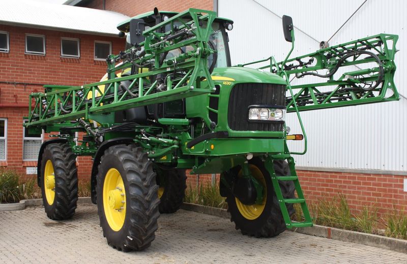 máy phun tự hành John Deere đời cũ, không phải hệ thống See & Spray.