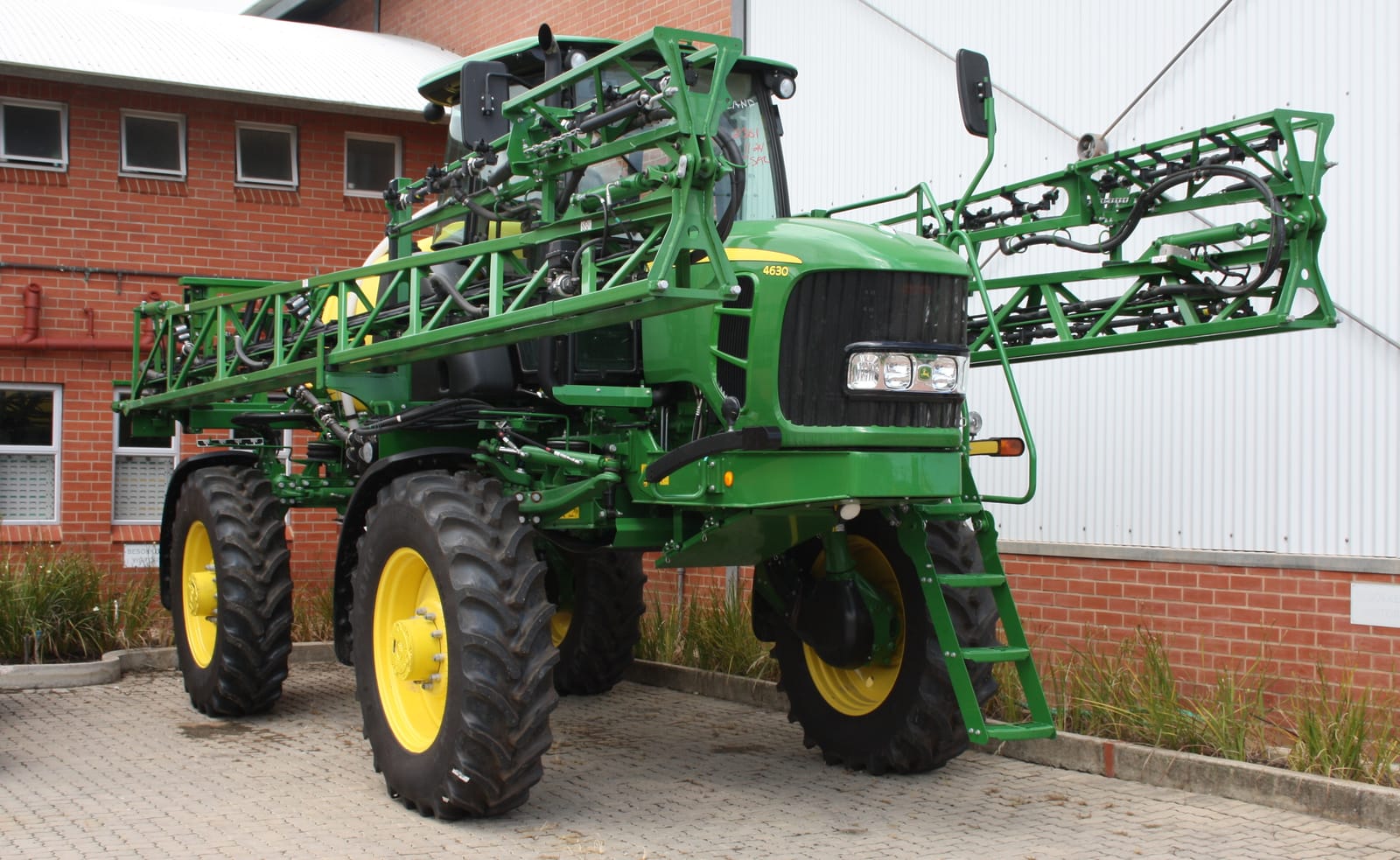 máy phun tự hành John Deere đời cũ, không phải hệ thống See & Spray.