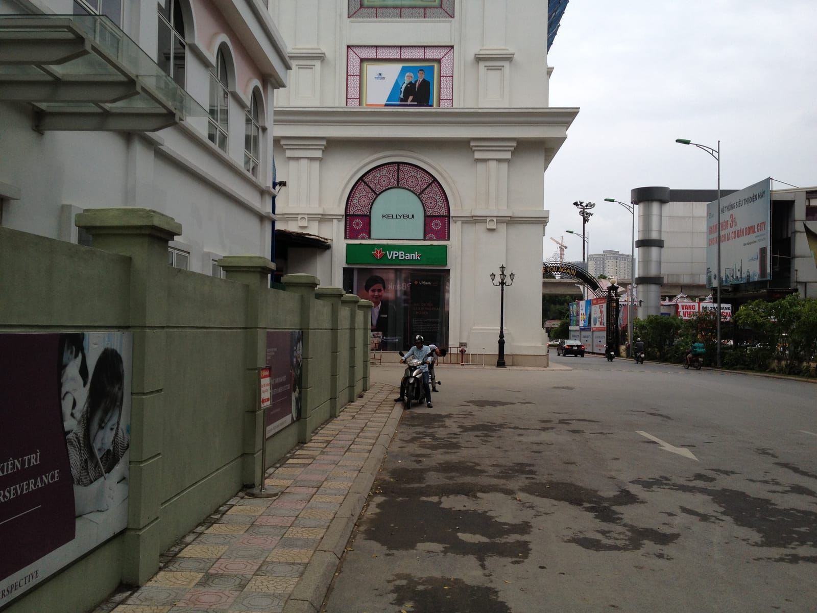 chi nhánh VPBank tại Royal City, Hà Nội.